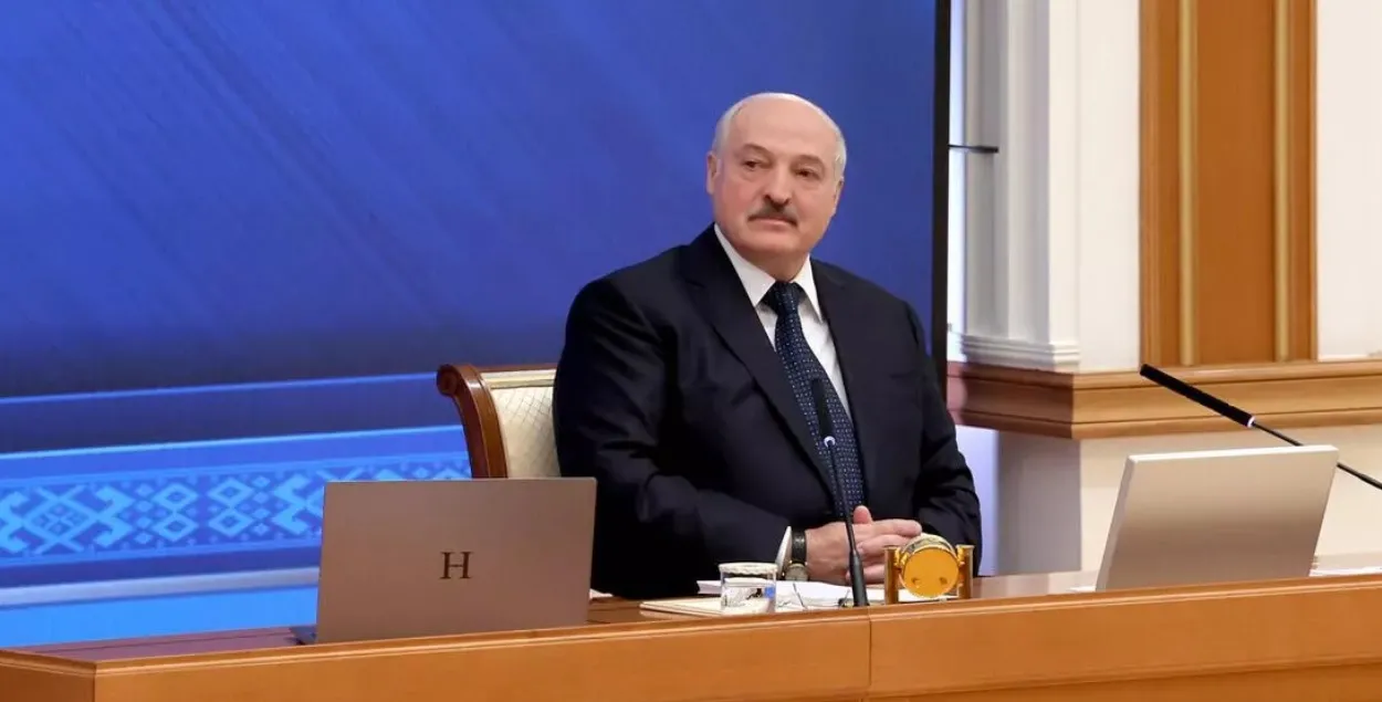 Лукашэнка пахваліўся беларускім ноўтбукам. Але ўсё ж беларускі ці фальшыўка, зробленая ў Кітаі? / president.gov.by

