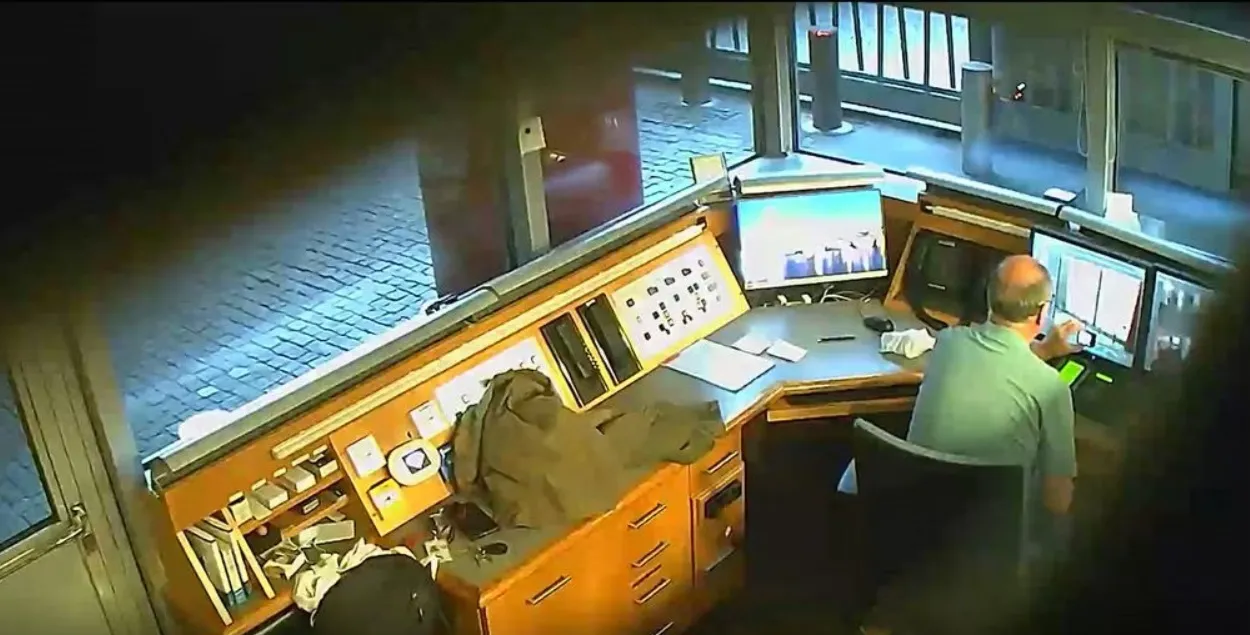 Дэвид Баллантайн Смит снимает на видео мониторы видеонаблюдения в павильоне безопасности посольства Великобритании в Берлине 3 августа 2020 года / Reuters

