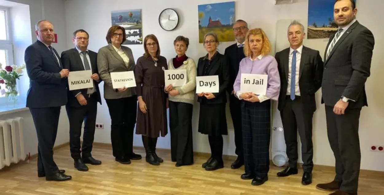 Дипломаты из ЕС напоминают, как долго уже Статкевич за решёткой / facebook.com/usembassy.minsk
