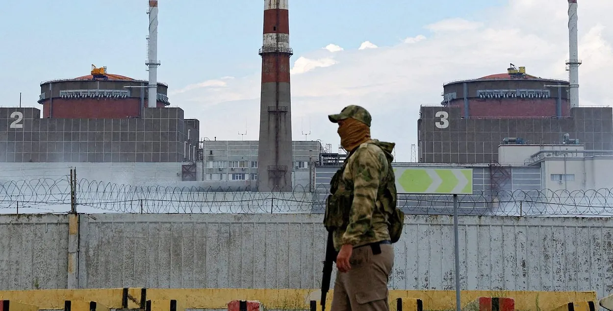 Расійскі ваенны на фоне другога і трэцяга энергаблокаў АЭС / Reuters
