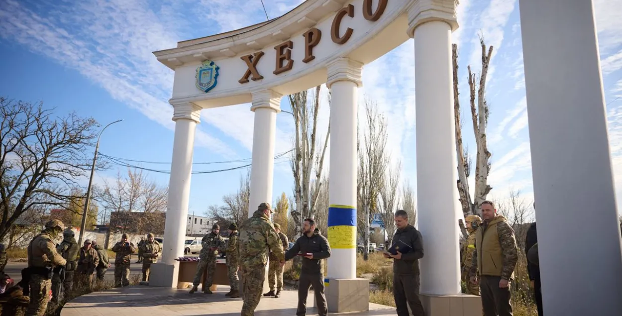 Владимир Зеленский в Херсоне вручает награды бойцам, в том числе белорусу / t.me/V_Zelenskiy_official
