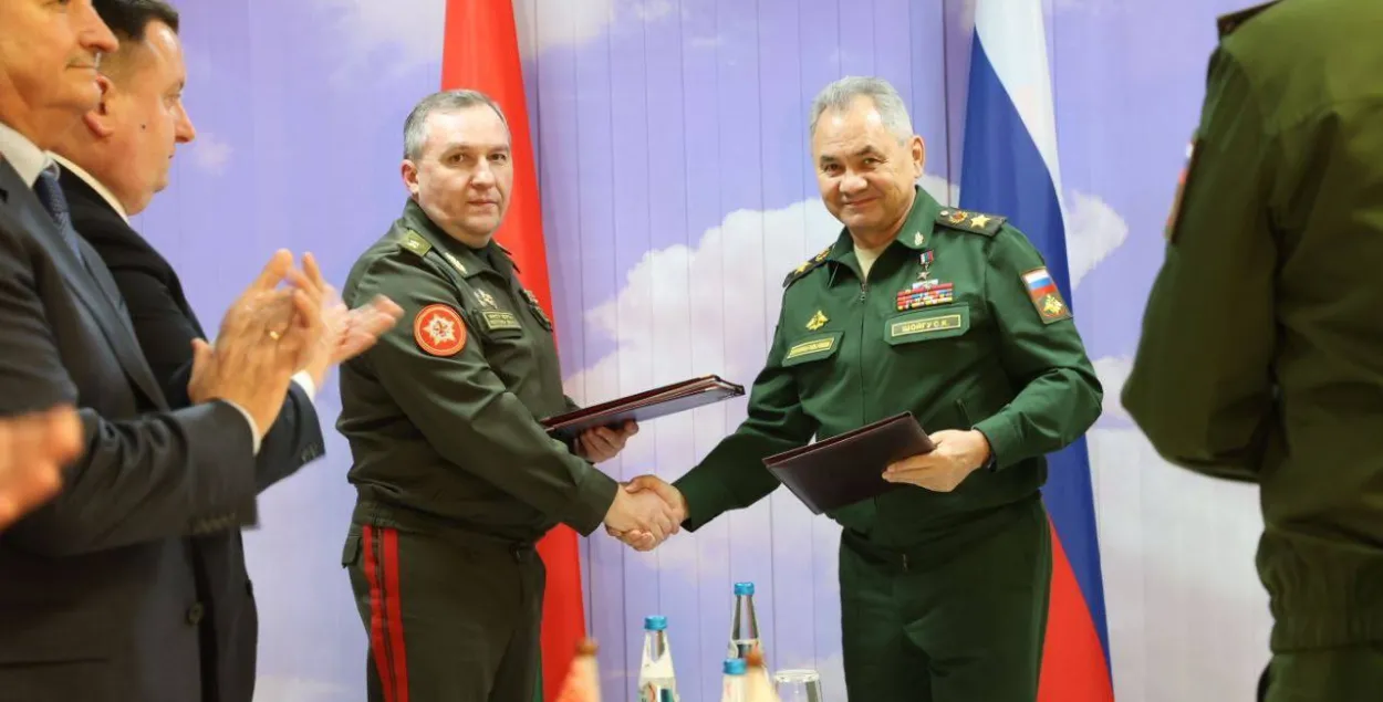 Хрэнін і Шайгу ціснуць рукі пасля падпісання змяненняў у старое пагадненне рэгіянальнай бяспекі / Міністэрства абароны
