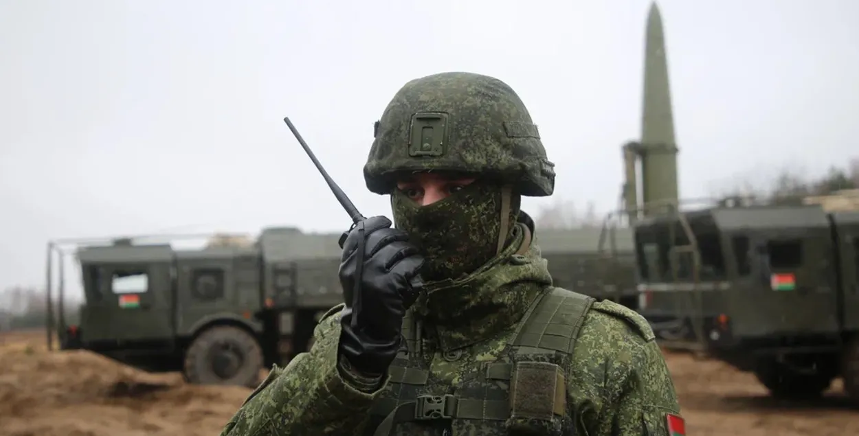Белорусский военный на фоне ракетного комплекса "Искандер-М", который может быть носителем ядерного оружия / Министерство обороны
