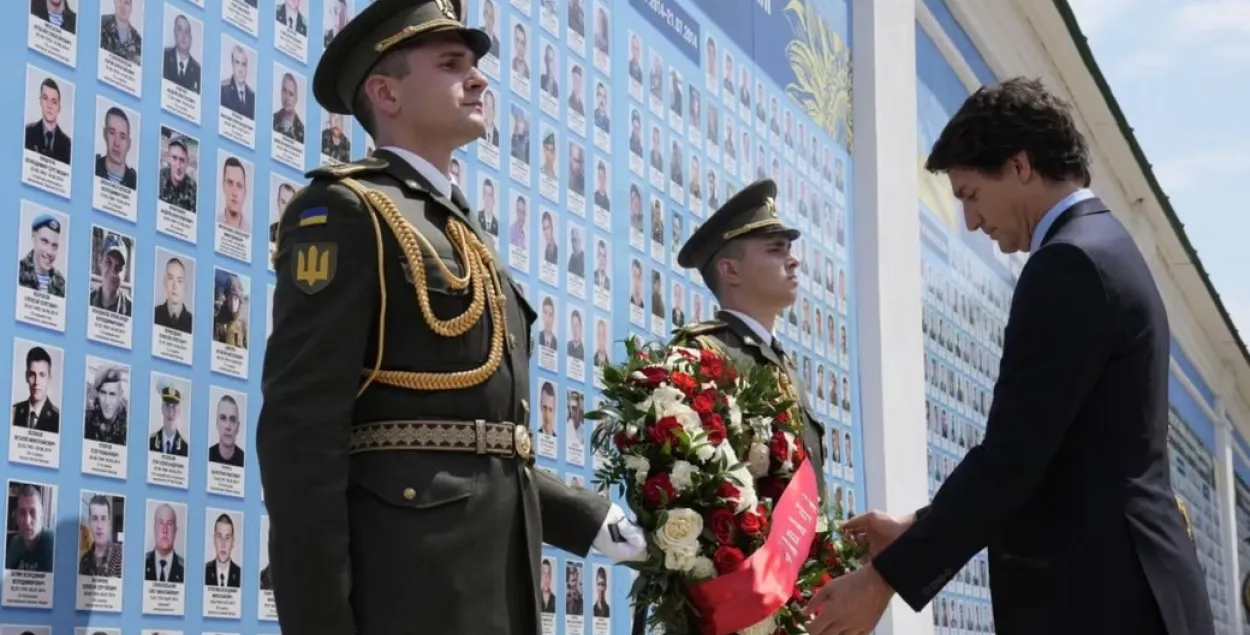 Джасцін Трудо ускладае кветкі да сцяны памяці ў Міхайлаўскім Златоверхом манастыры / t.me/uniannet
