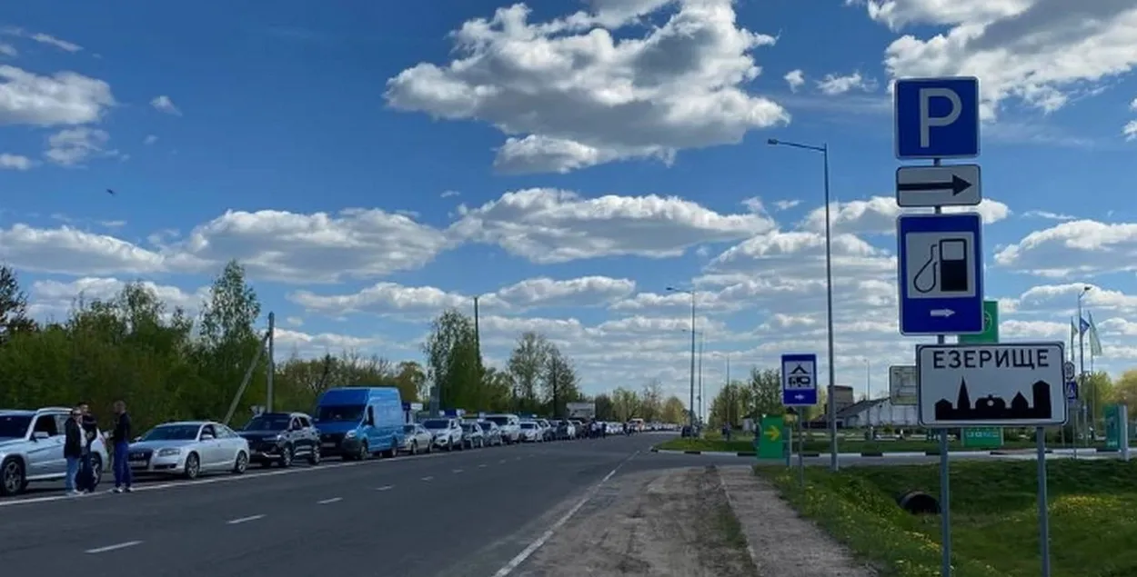 Очередь на выезд из Беларуси в Россию / fontanka.ru
