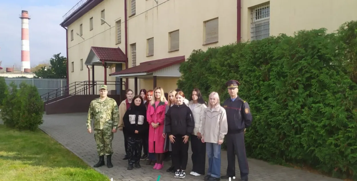 Падлеткі на "экскурсіі" ў калоніі
