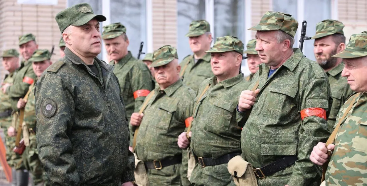 Дзяржсакратар Савета бяспекі Аляксандр Вальфовіч з прадстаўнікамі тэрабароны Глівінскага сельсавета / Міністэрства абароны
