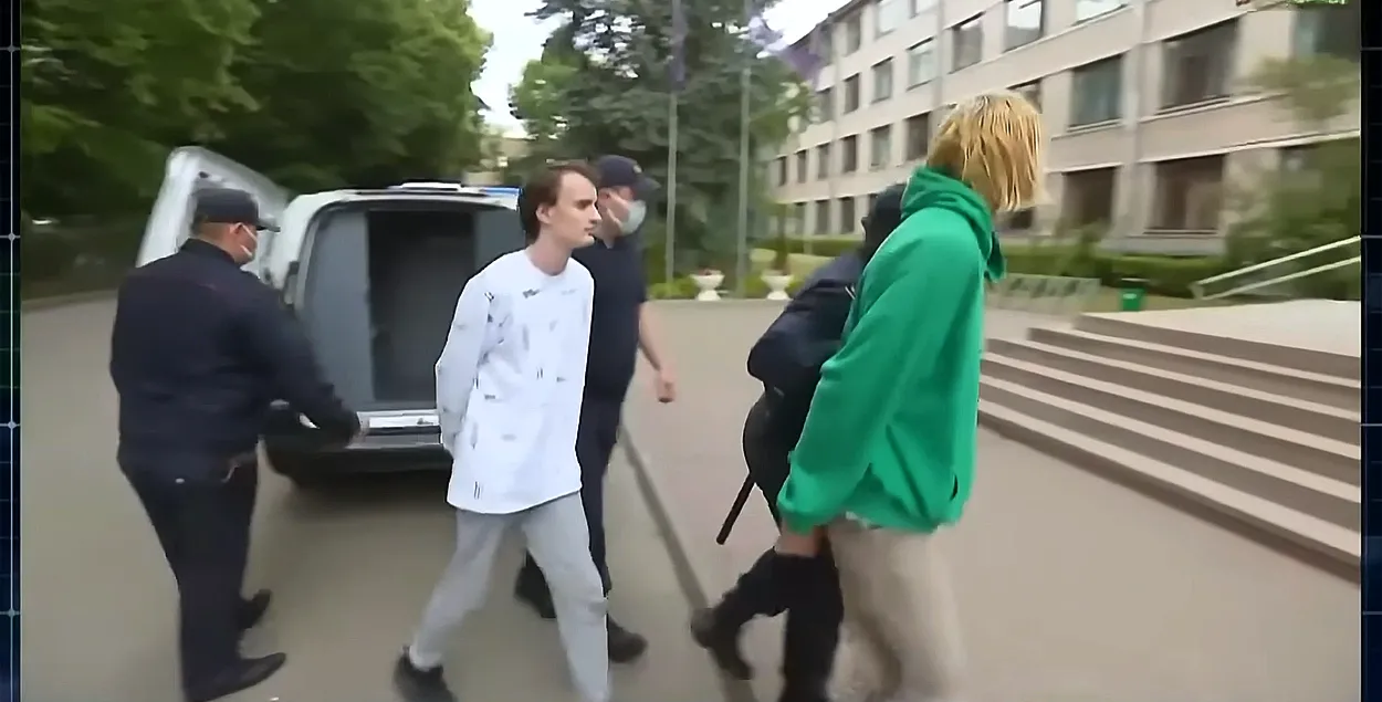 Студентов ведут на показательный суд / Скриншот из видео "Беларусь 1"