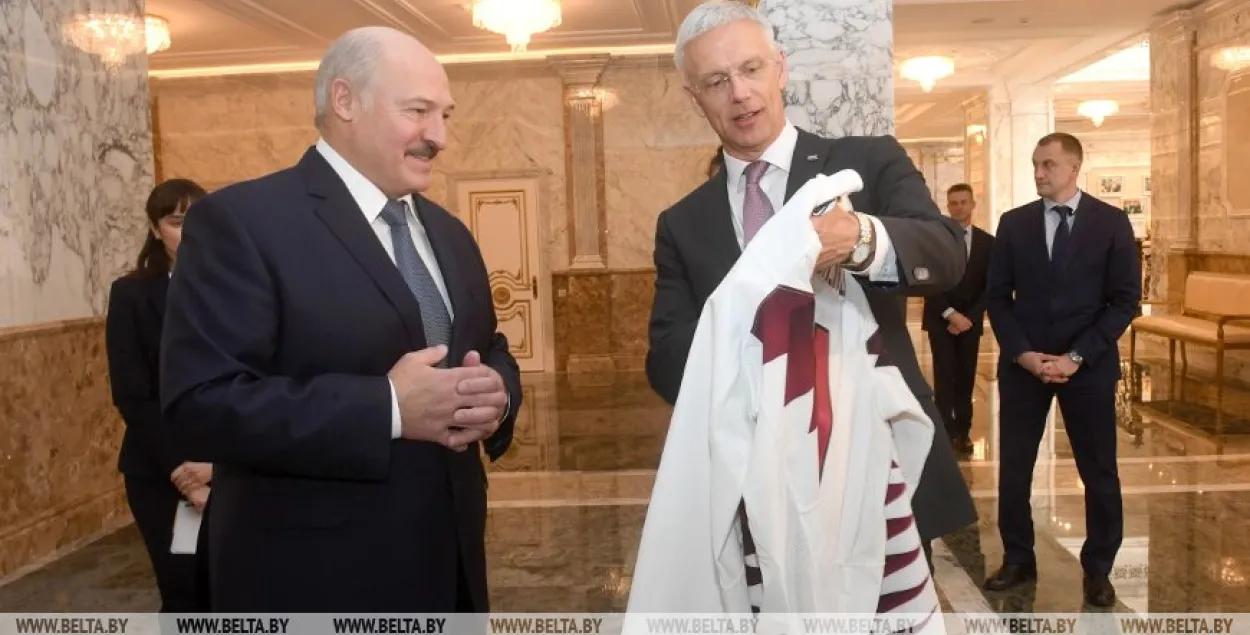 Лукашэнка атрымаў хакейны швэдар латвійскай зборнай са сваім прозвішчам