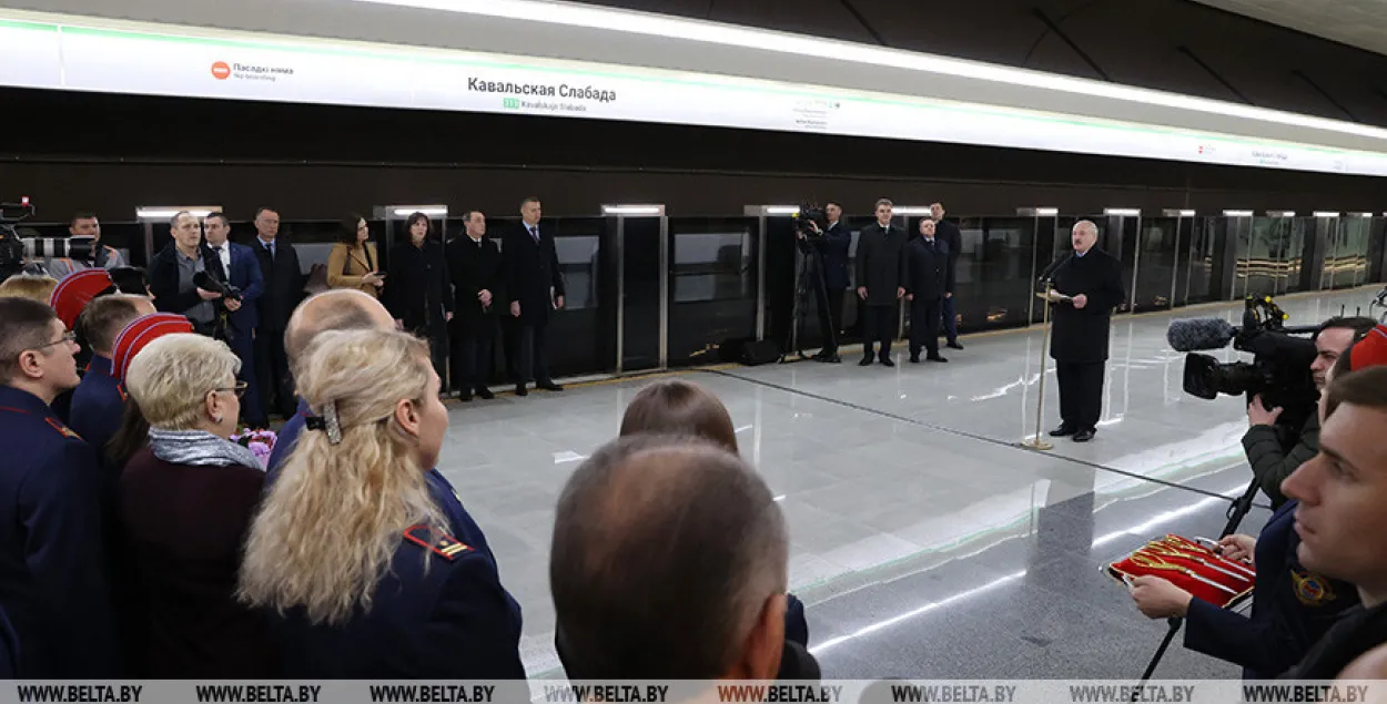 Александр Лукашенко на станции "Ковальская Слобода", 6 ноября 2020-го / БЕЛТА​