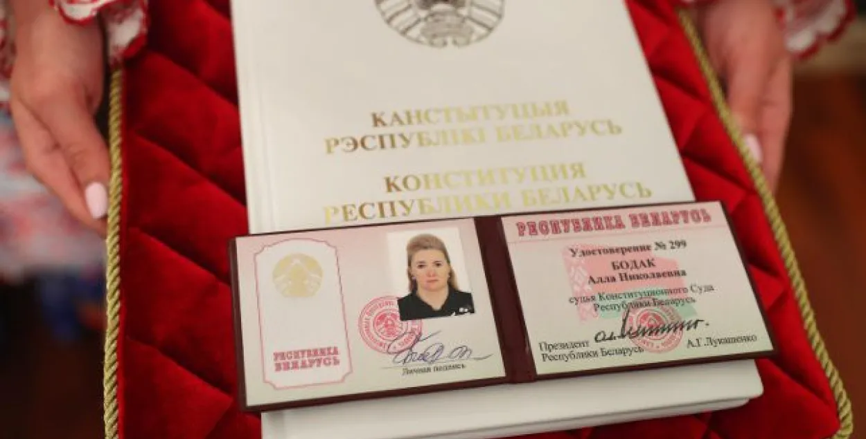 Як Лукашэнка прыводзіў да прысягі суддзю Алу Бадак (відэа)
