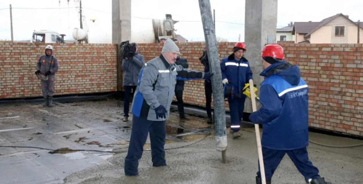 У зале харэаграфіі ў Лукашэнкі загразлі ногі ў бетоне (фота)