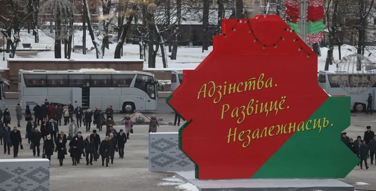 Власти свозили делегатов на автобусах / БЕЛТА​