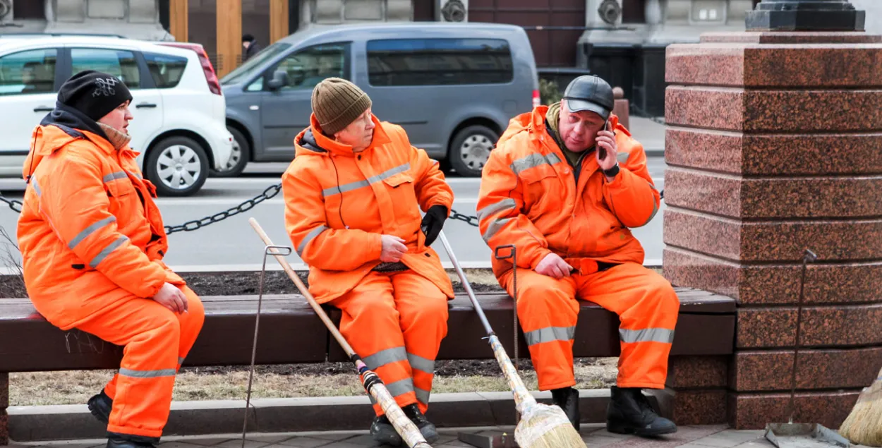 Власти хвалятся вакансиями в Минске — но кто пойдёт работать за такие деньги?
