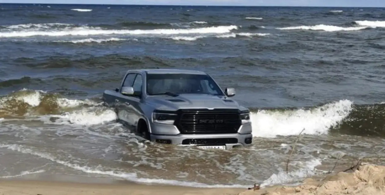 Автомобиль и море / https://www.facebook.com/ltvzinas/
