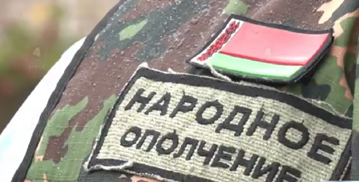 В отряде "народного ополчения" и председатель сельского исполкома / Cкриншот с видео ТРК "Брест"

