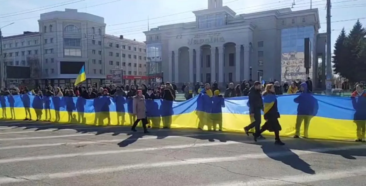 Длительное время в Херсоне проходили проукраинские уличные акции, которые разгоняли российские военные / Reuters