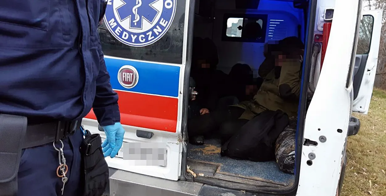 Затрыманыя мігранты ў "хуткай дапамозе"&nbsp;/ bielsk-podlaski.policja.gov.pl
