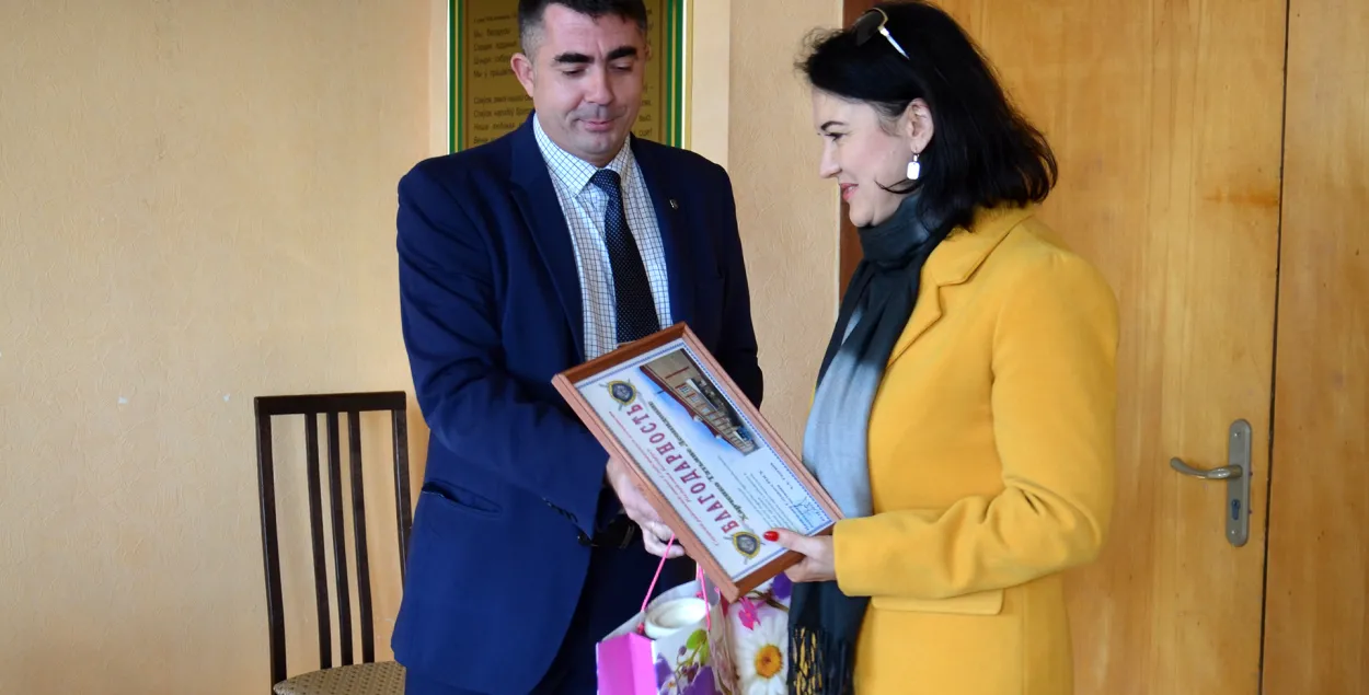 За садзейнічанне следству Таццяну Харчанка ўзнагародзілі падзякай / фота "Курьер.Инфо"