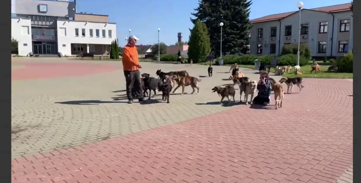 Юрый Валько на плошчы ля мясцовага выканкама / фота з асабістага архіва Юрыя Валько