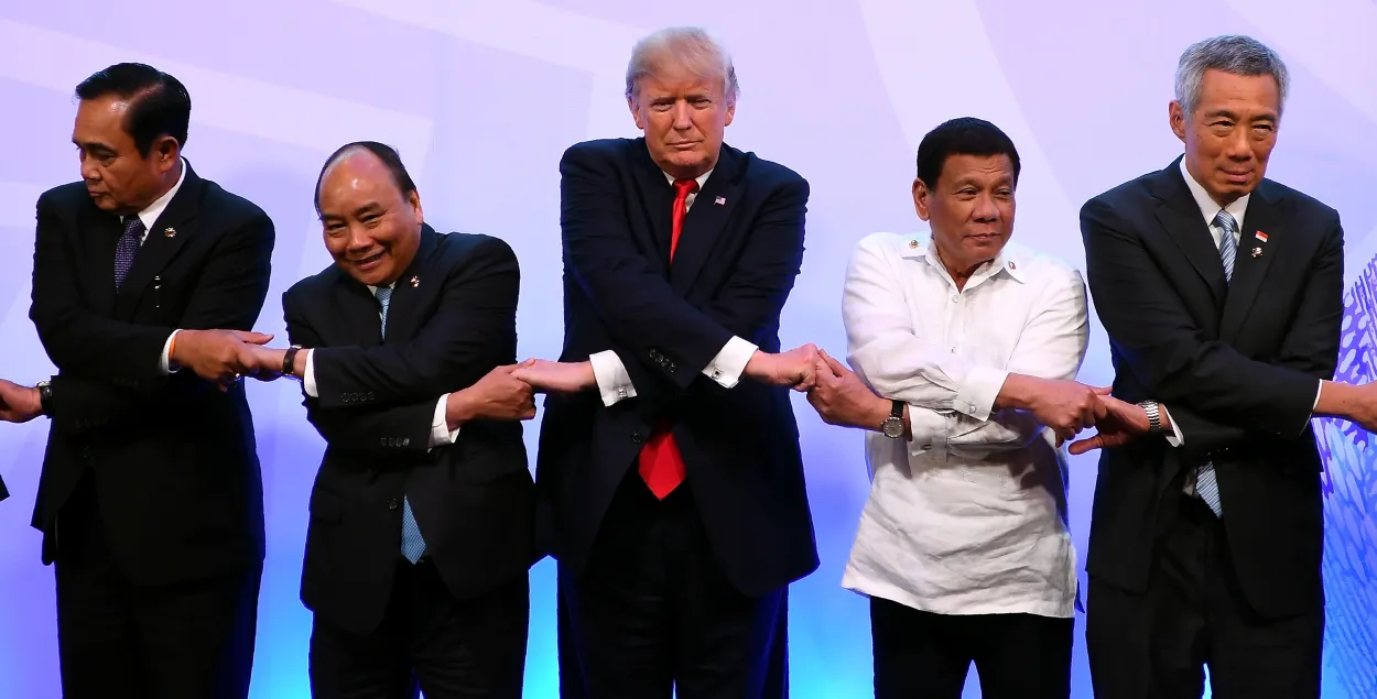 На цырымоніі ў Маніле Трамп і Мядзведзеў зрабілі ўсё не так (відэа)