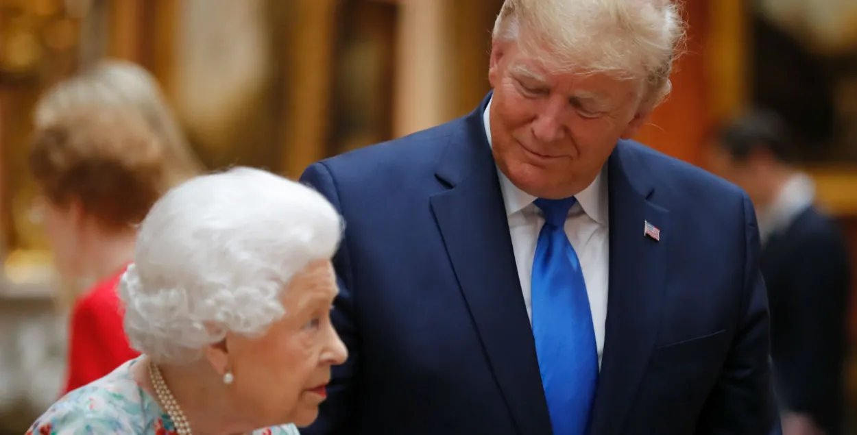 Дональд Трамп во время встречи с королевой Великобритании Елизаветой I​ / Reuters