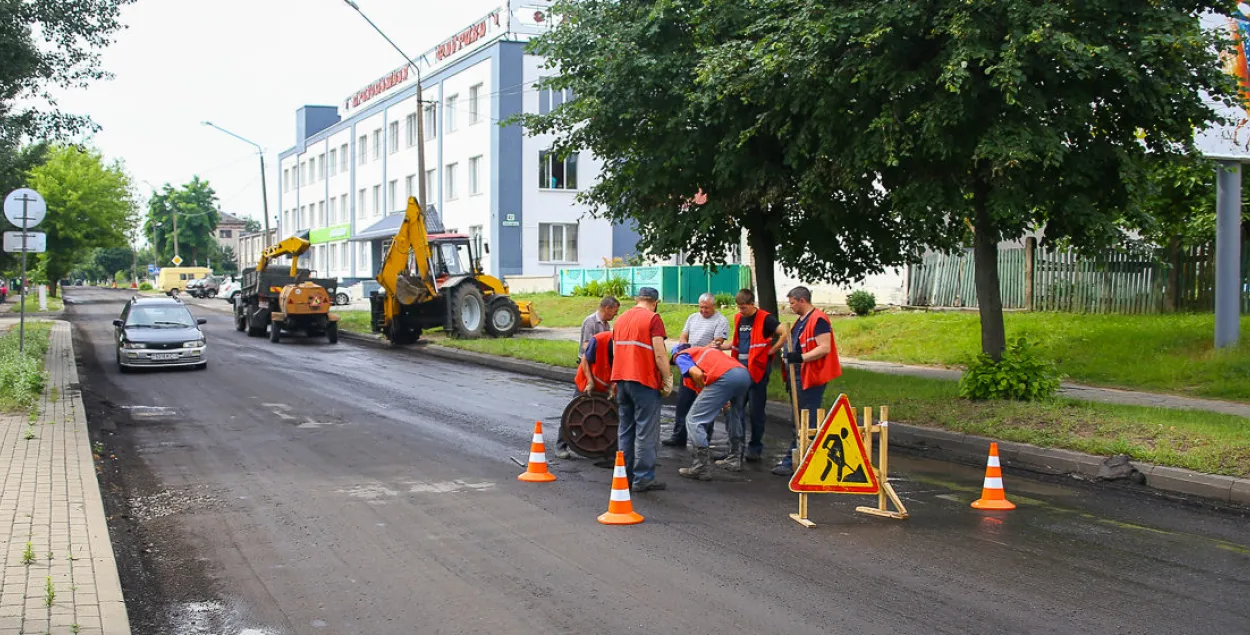 “Добраахвотнікаў няма, але з’явяцца”: настаўнікаў “просяць” скінуцца на дарогі
