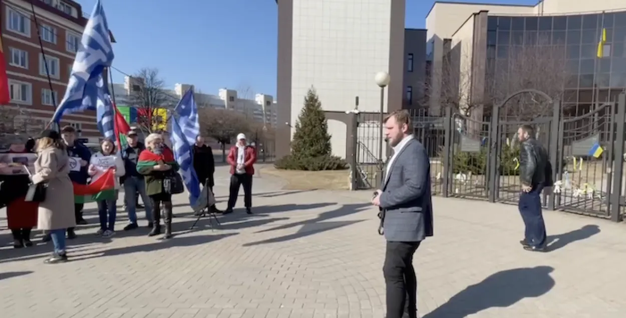 Азарёнок и мешок картошки: провластная акция у посольства Украины в Минске