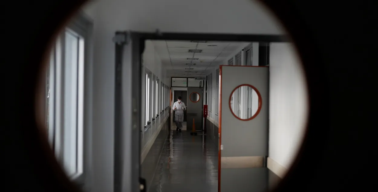 Количество новых случаев COVID-19 в нашей стране почти две недели не падает ниже 900 / Reuters​