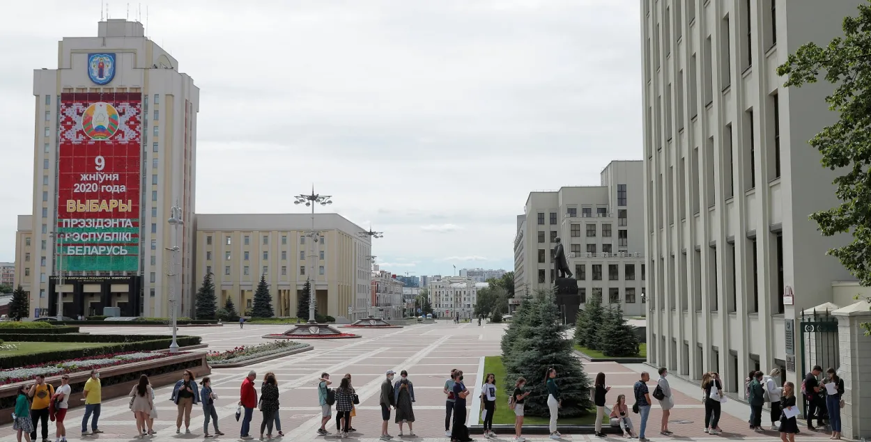 До выборов осталось менее трех недель / Reuters​