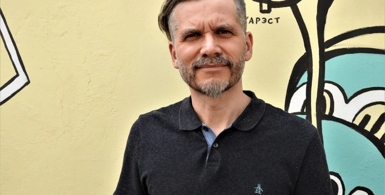 Сутки вместо отпуска: рекламиста Сашу Василевича наказали за “Свободу Бабарико!"