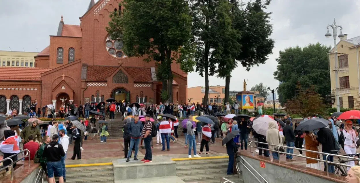 На площади Независимости снова собираются протестующие