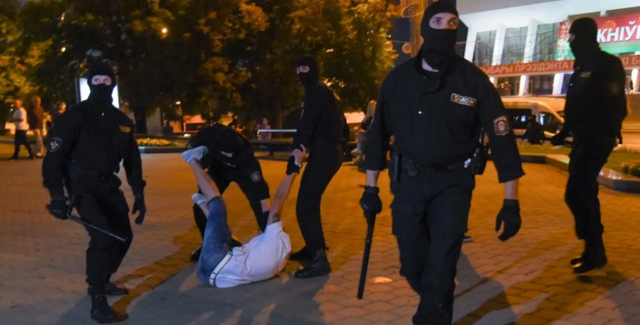Затрыманне пратэстоўца ў Мінску / PAP/EPA
