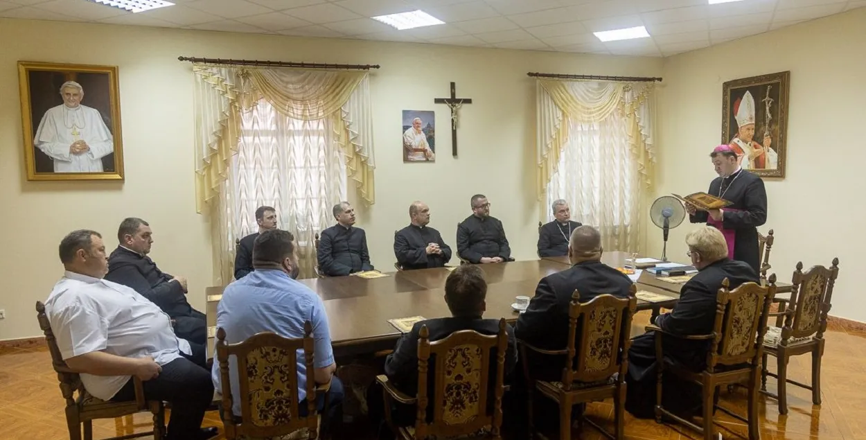 Мітрапаліт Мінска-Магілёўскі арцыбіскуп Юзаф Станеўскі агучвае рашэнні / catholic.by
