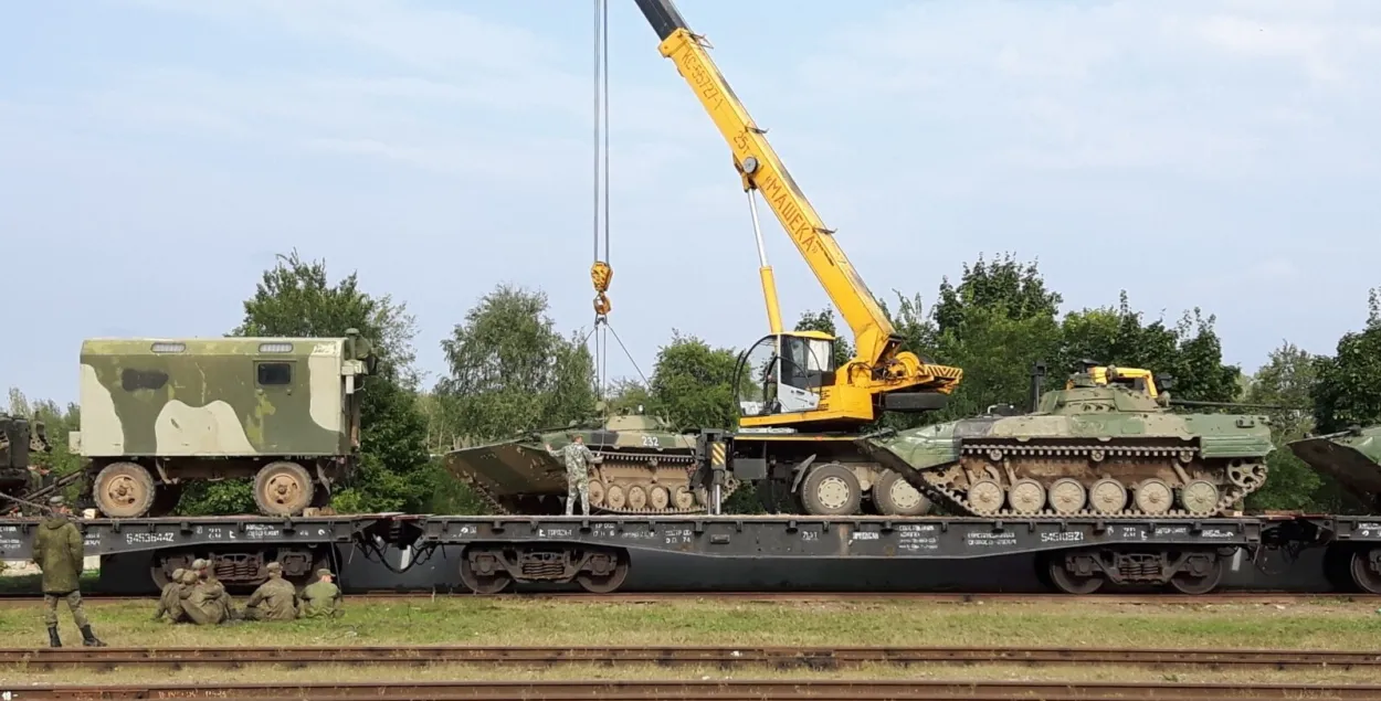 У Беларусь прыбываюць першыя цягнікі з вайскоўцамі і тэхнікай з Расіі