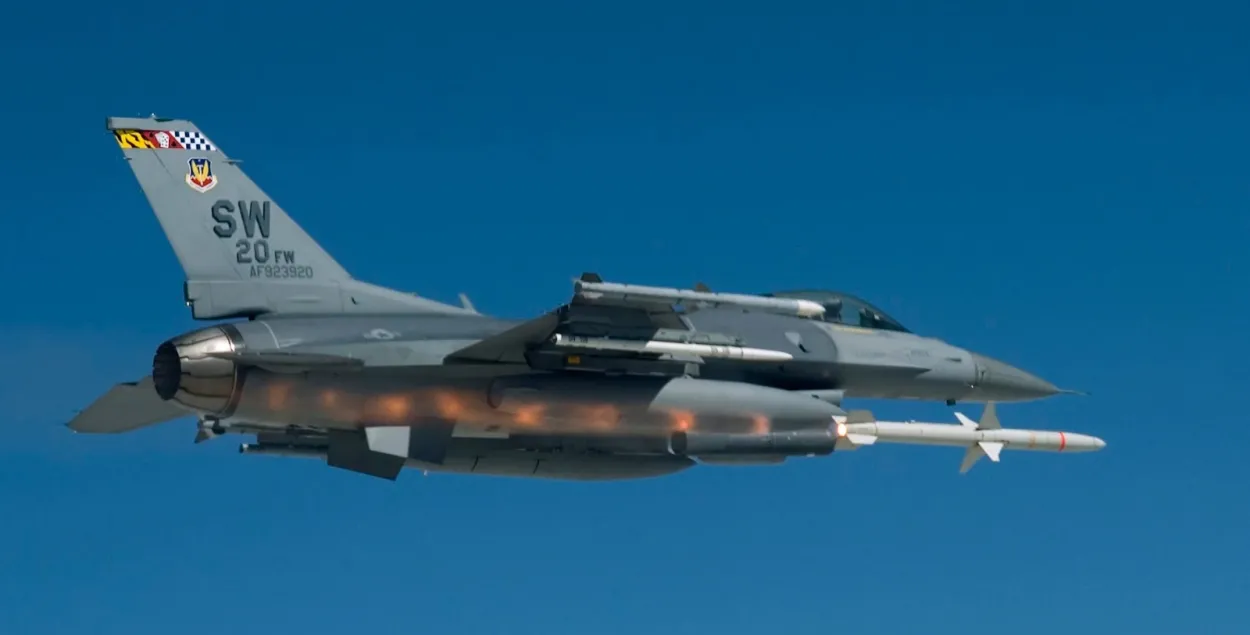 Американский F-16C запускает ракету HARM / Иллюстративное фото US Air Force