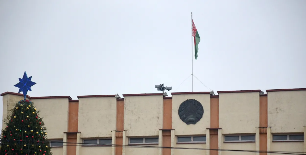 Гучнагаварыцель з'явіўся на будынку райвыканкама / kurjer.info

