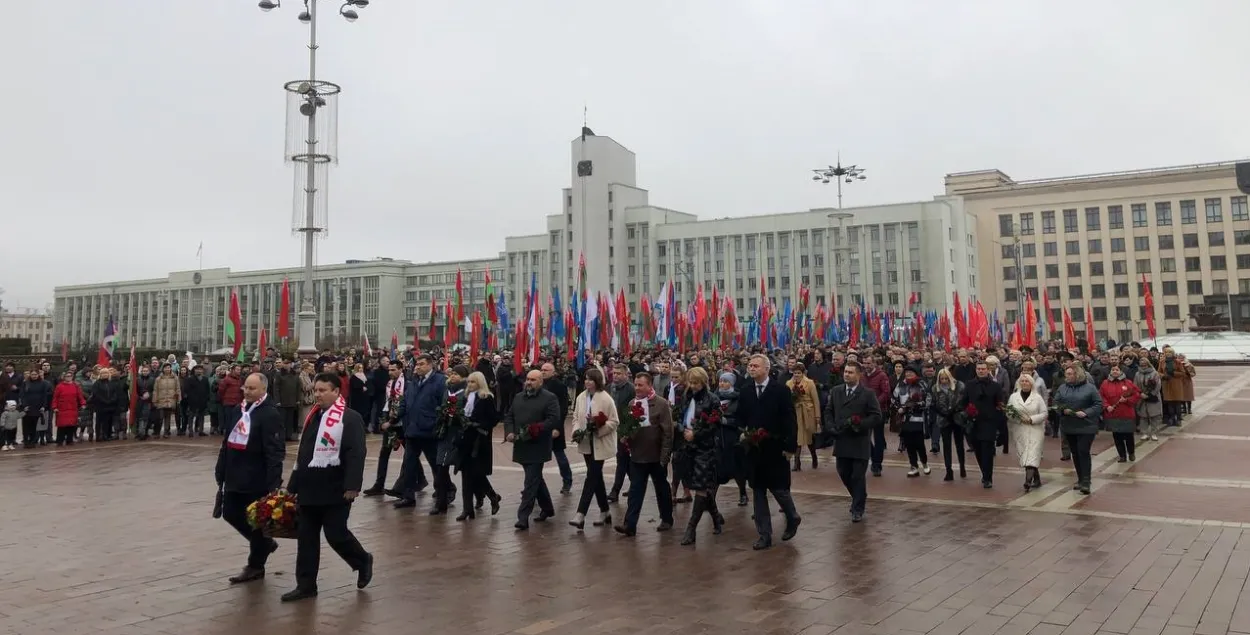 Ідуць да помніка Леніну / t.me/minskiygorispolkom
