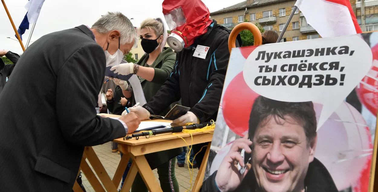 Сборщик подписей в противогазе / Еврорадио