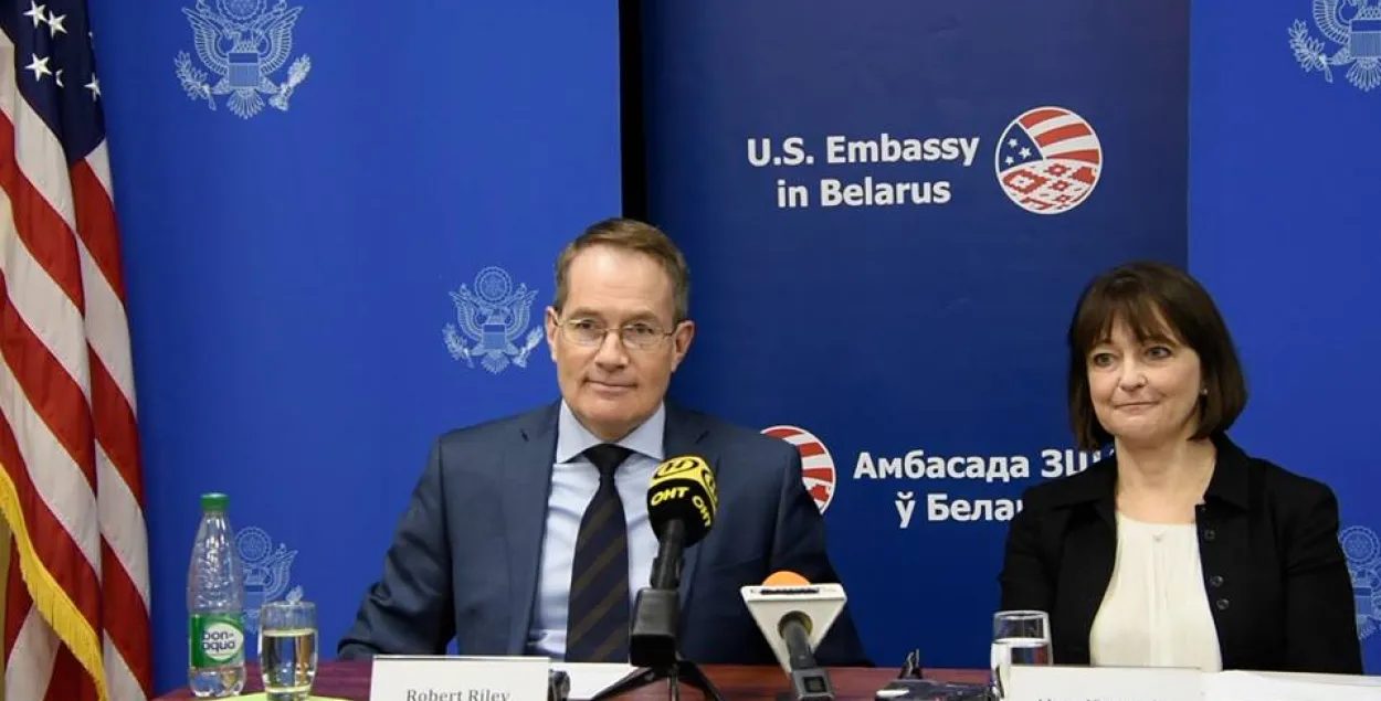 Амбасада ЗША ў Мінску пачынае выдаваць візы для ўсіх грамадзян Беларусі