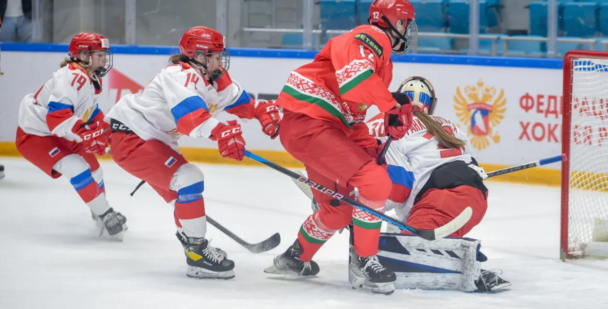 Фрагмент игры белорусов и россиянок / belarushockey.com
