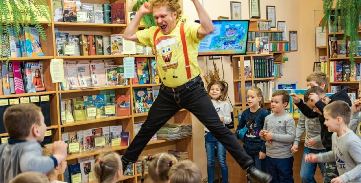 Дзмітрый Юртаеў са школьнікамі / https://www.facebook.com/yurtayev
