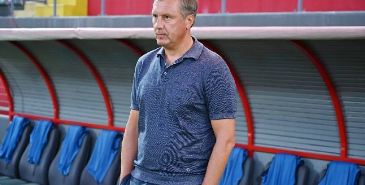 Александр Хацкевич на тренировке команды / https://www.facebook.com/karmiotissa/
