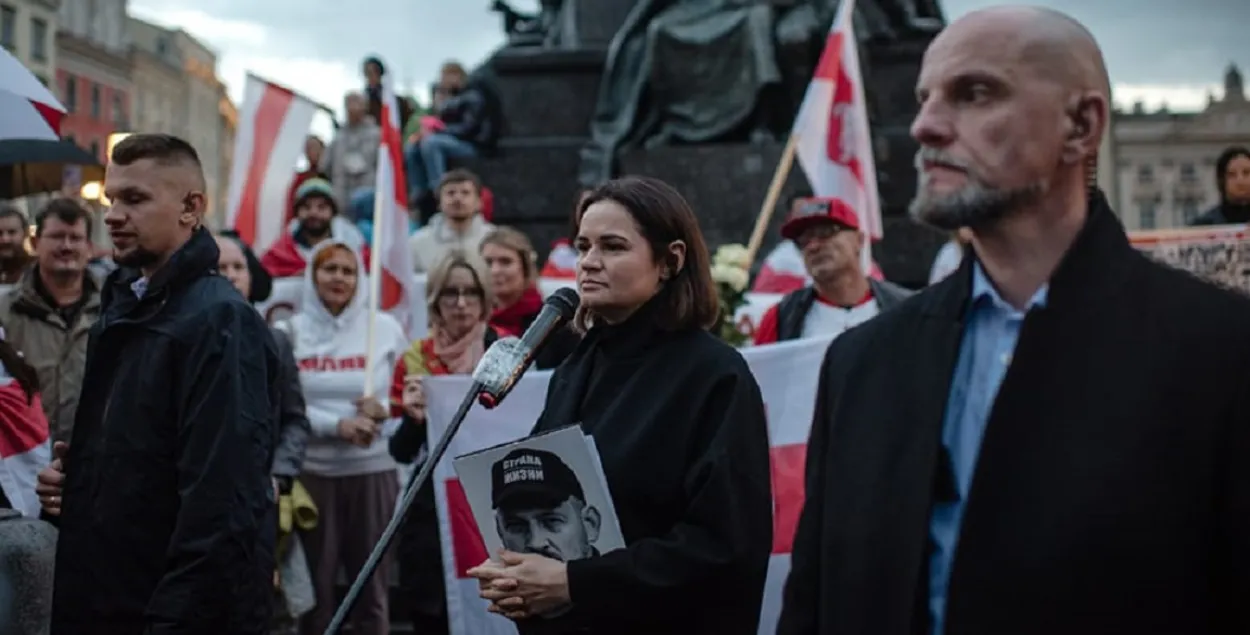 Светлана Тихановская с портретом Сергея / https://www.facebook.com/S.Tsikhanouskaya/
