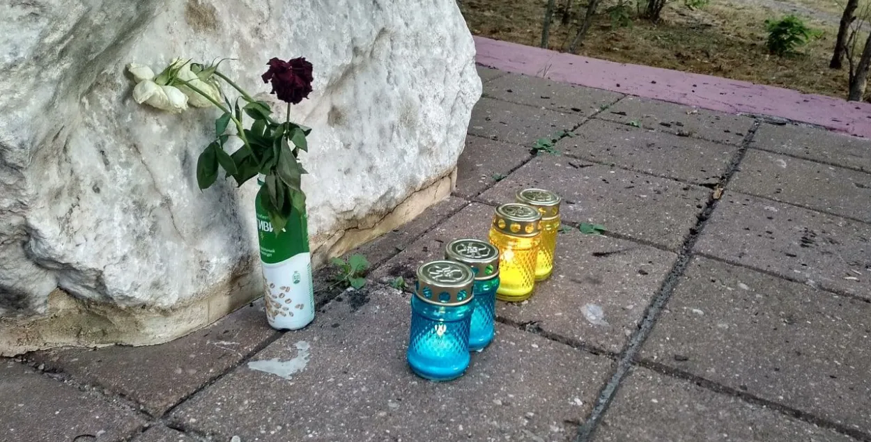 Лампадкі каля помніка / t.me/viasnanazirae
