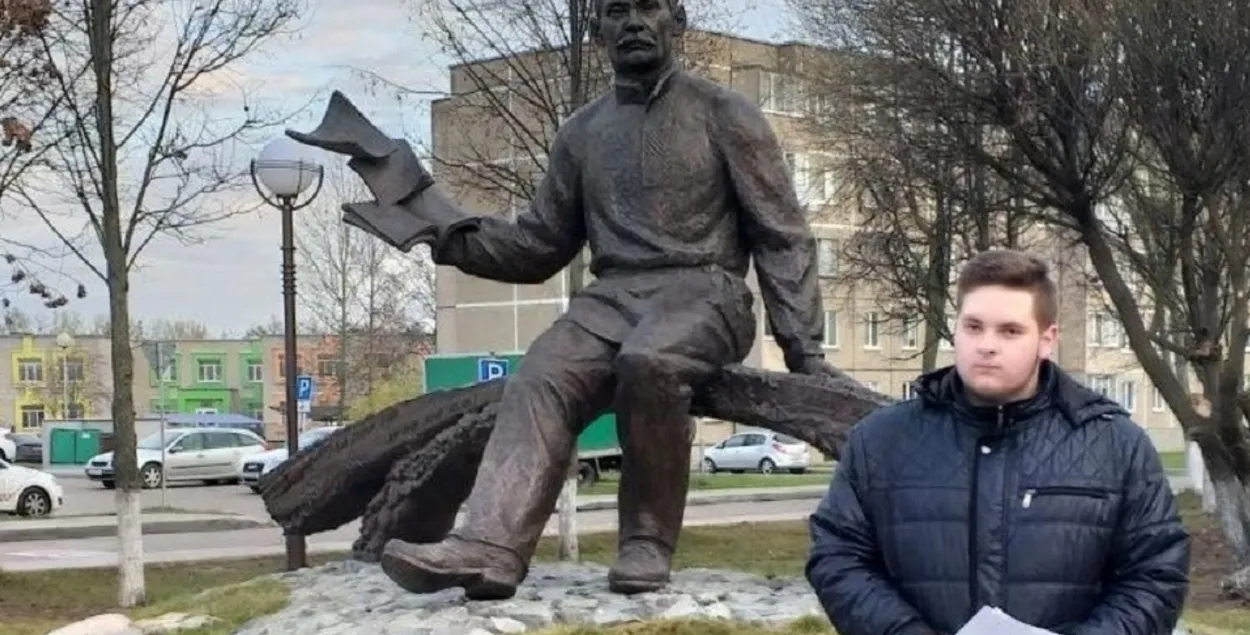 Никита Бруй возле памятника Якубу Коласу / spring96.org
