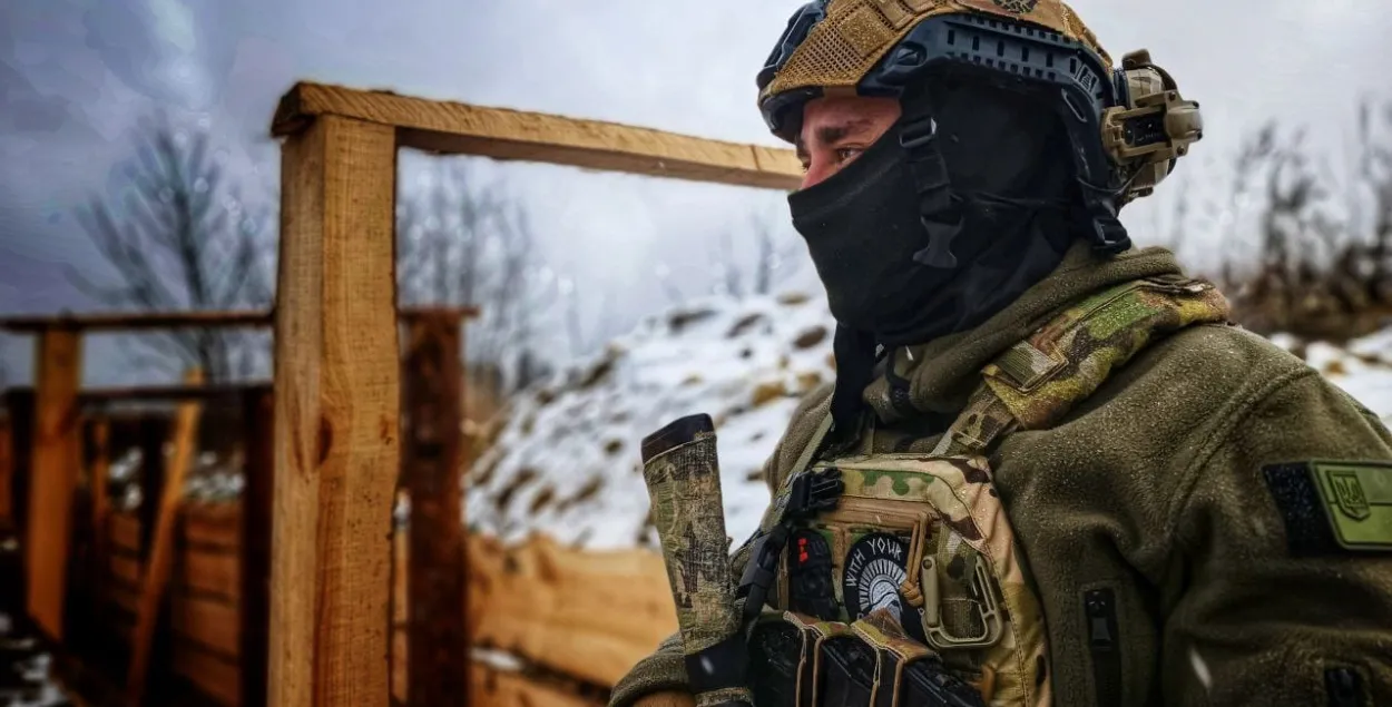 На мяжы ўсталявалі банер, на якім напісана: “Акупантам не месца на ўкраінскай зямлі”. Але стэлу добрасуседства пакуль не знеслі / Ровенская тэрабарона

