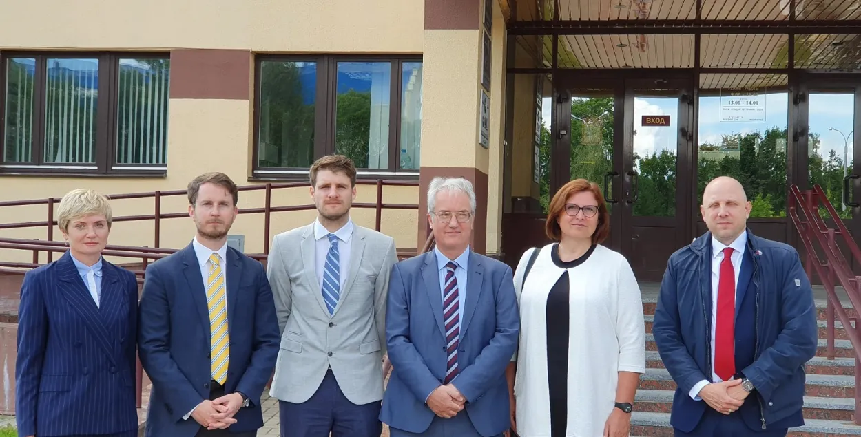 Дипломаты у здания суда в Минске / https://www.facebook.com/posolstvogermaniiminsk/
