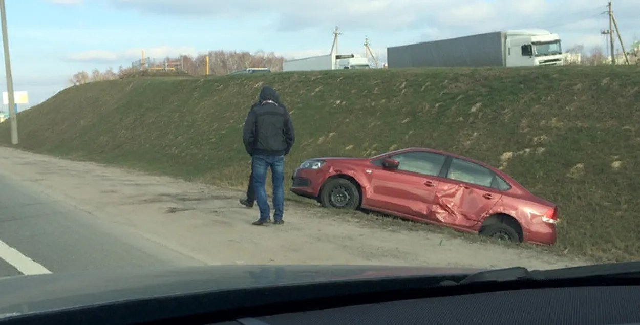 На МКАД фура зачапіла Volkswagen Polo, легкавік апынуўся ў кювеце (фота, відэа)