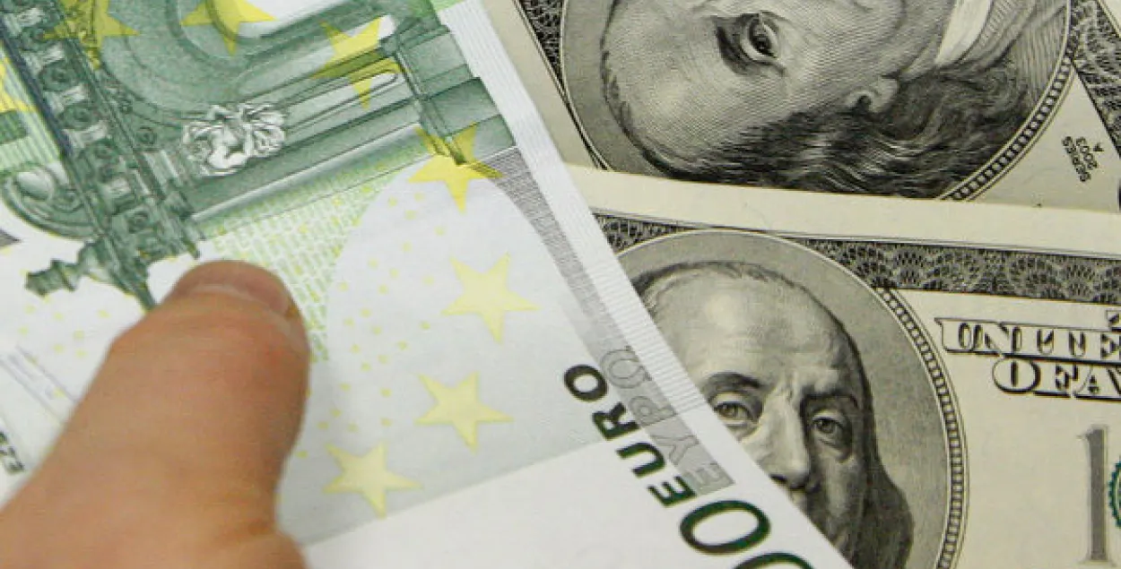Супрацоўніца банка зняла з рахунку пенсіянеркі 6800 долараў і 700 еўра